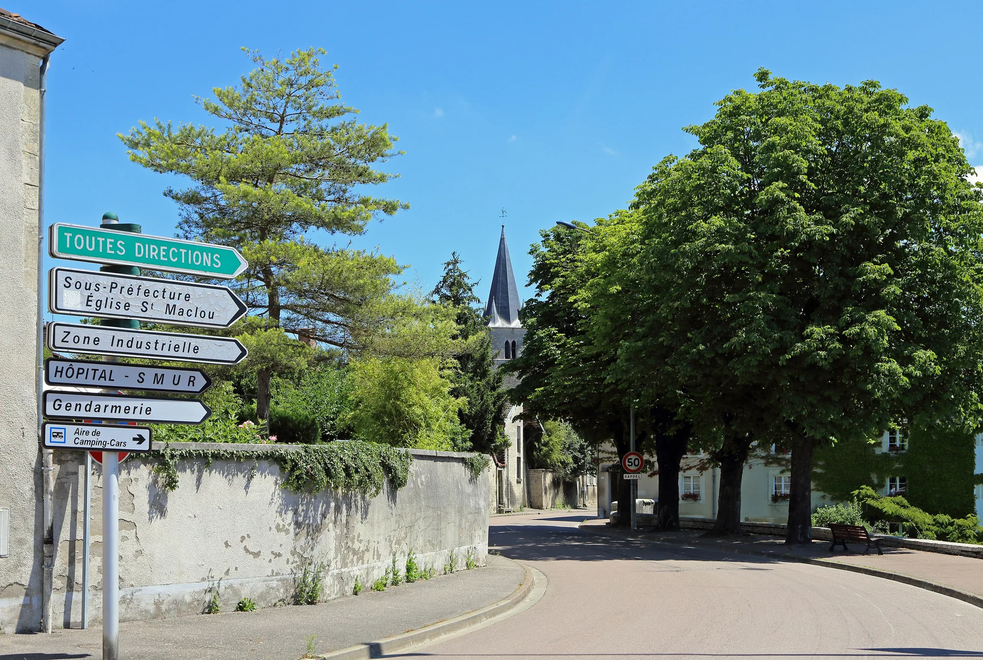 Un boulevard arboré dans une commune de l’Aube