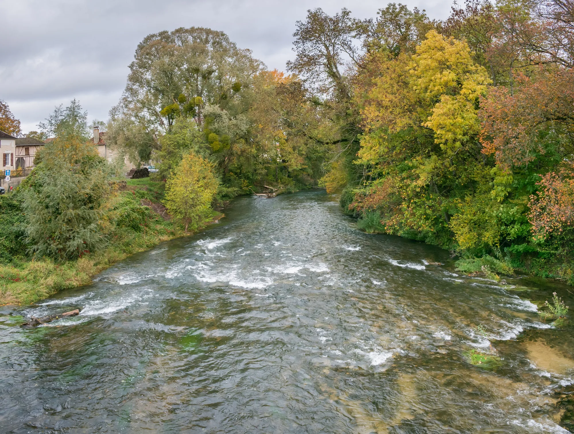 Une rivière paisible au cœur d’un village de l’Aube