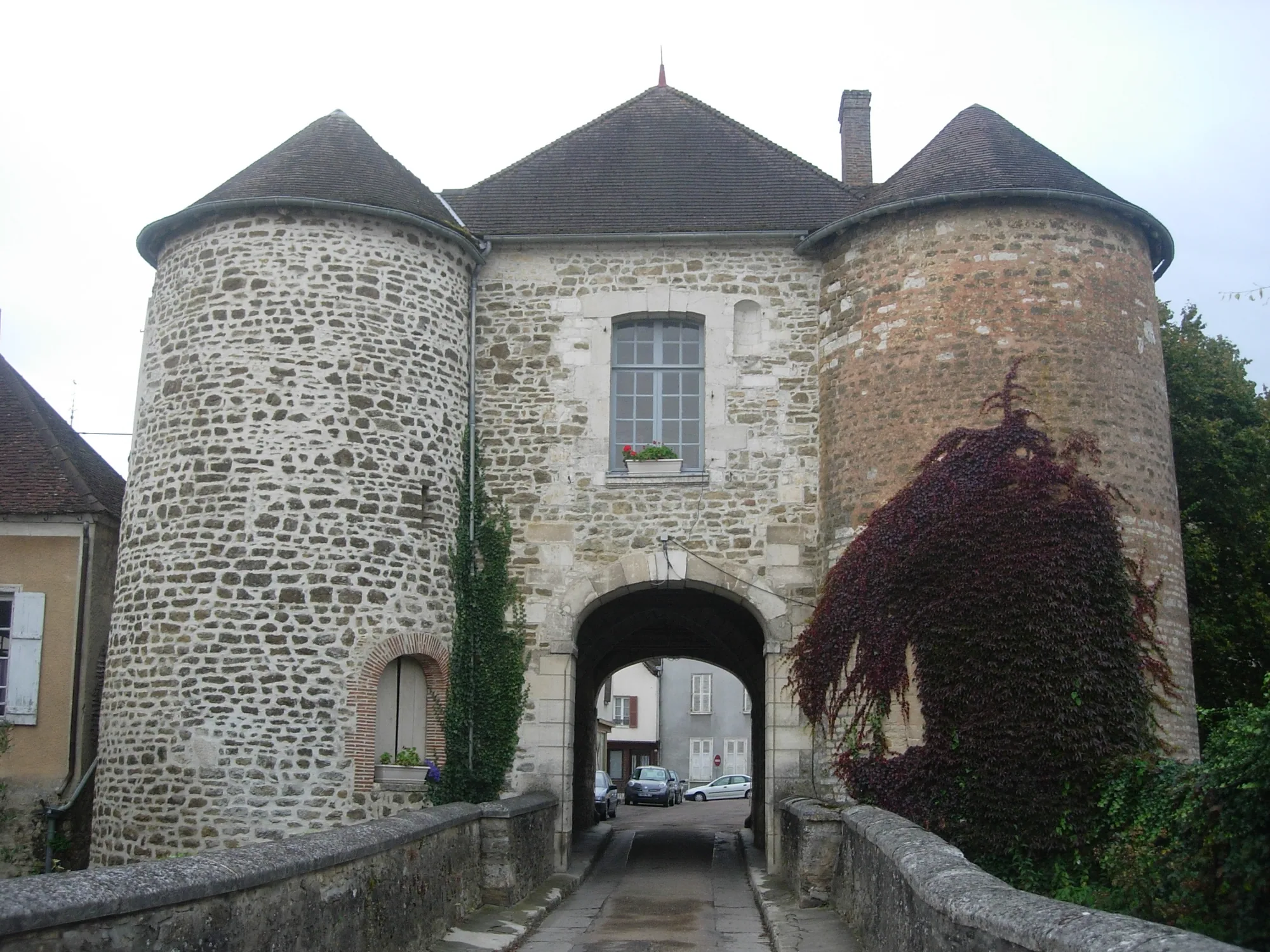 La porte fortifiée d’un bourg de l’Aube