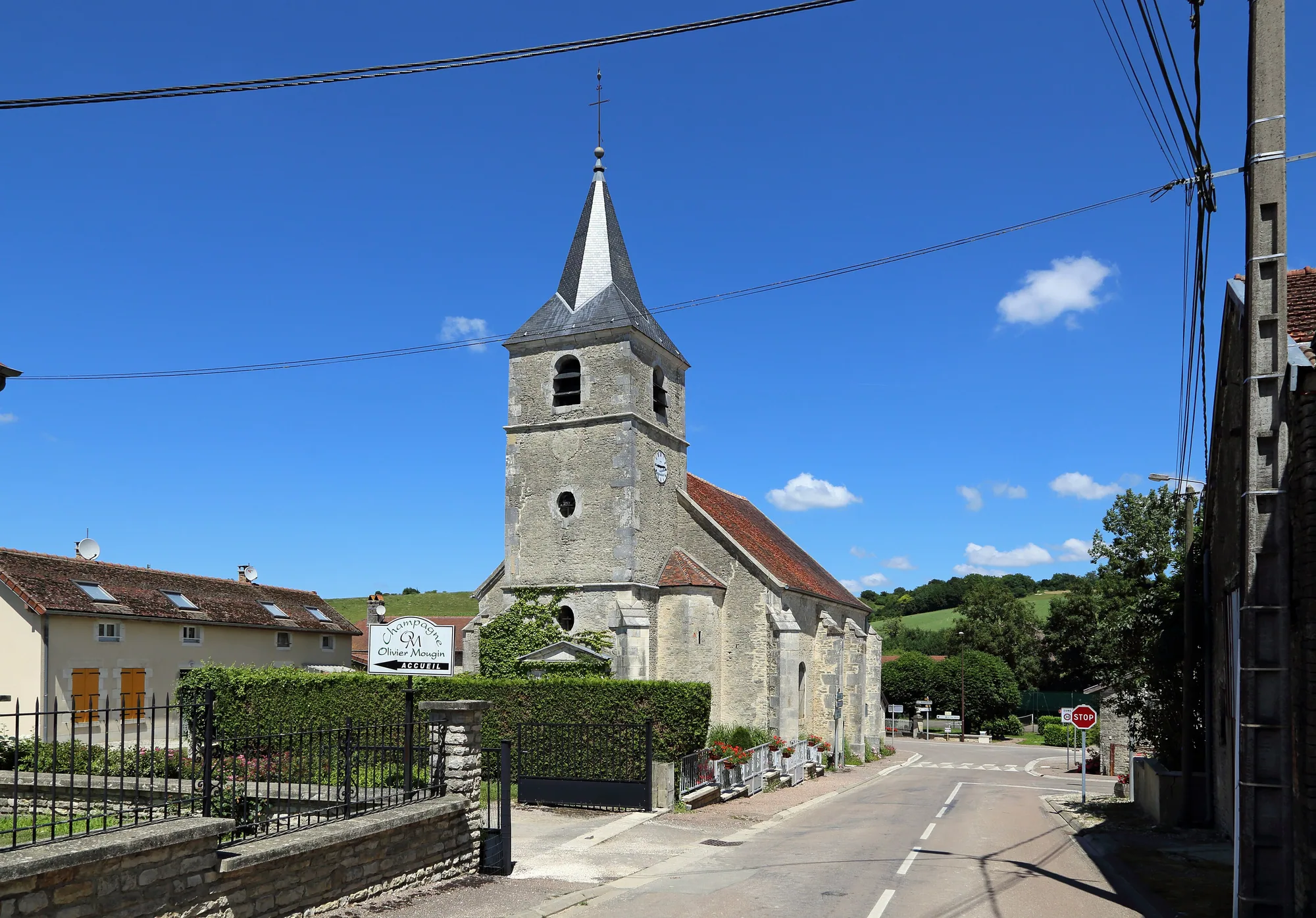 Une rue de village et son clocher, dans l’Aube