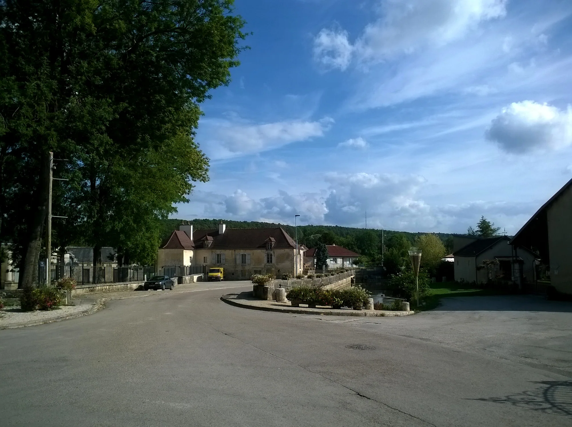 Une place de village dans l’Aube